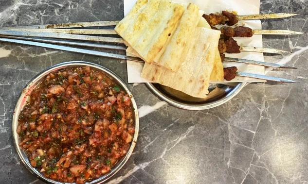 Domates Salatası ve Kaburga Şiş