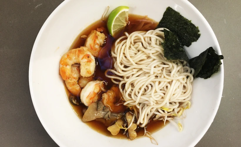Ramen: Uzak Doğu Mutfağının Leziz Yemeği