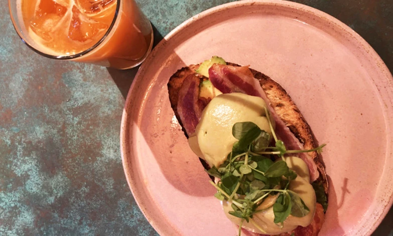 Eggs Benny ve Superpwer Juice