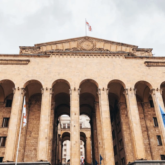Tiflis Parlemento Binası Önü