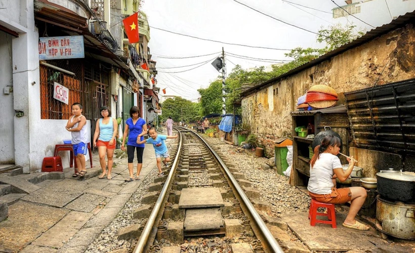 Hanoi Tren Sokağı: İçinden Tren Yolu Geçen Bir Sokak
