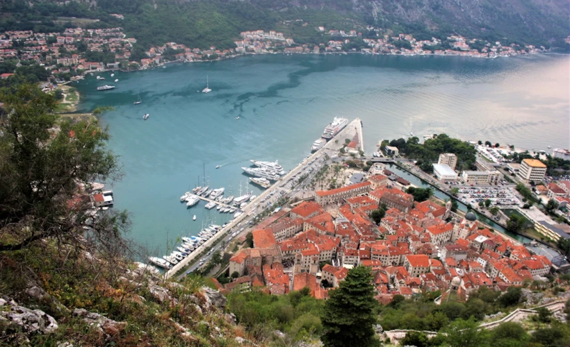 Kotor: Taş Evlerin ve Romantik Sokakların Kasabası