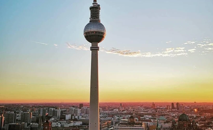 Berliner Fernsehturm: Berlin'in Simgesel Televizyon Kulesi