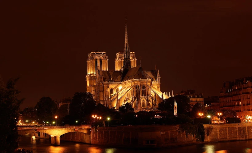 Notre Dame de Paris: Gotik Mimarinin Paris'teki Simge Yapısı