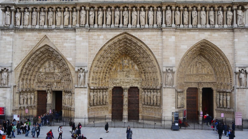 Notre Dame de Paris'in Batı Kapısı