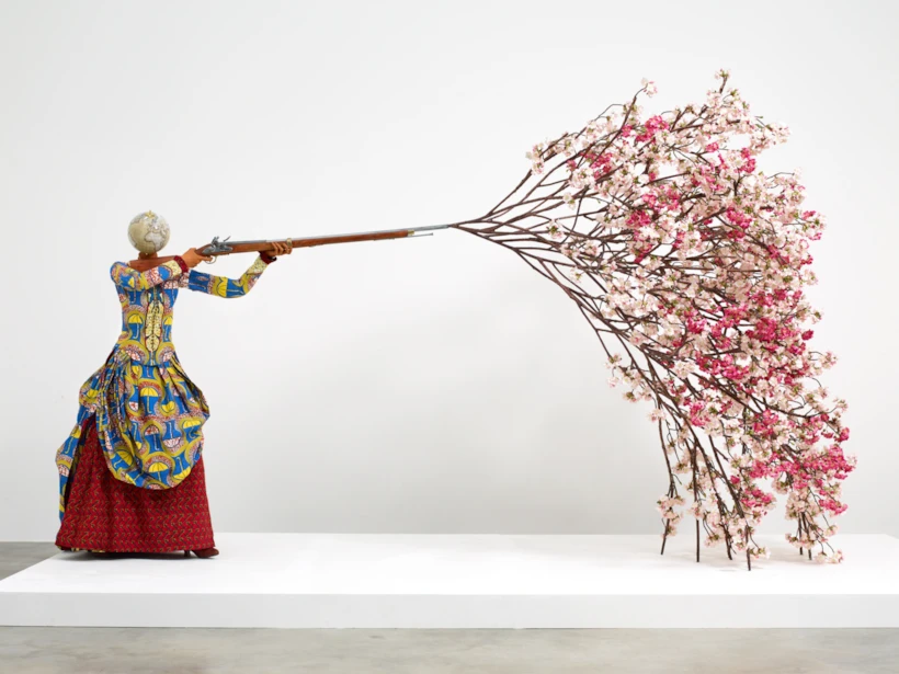 Yinka Shonibare, Sakura Ateşleyen Kadın, 2019