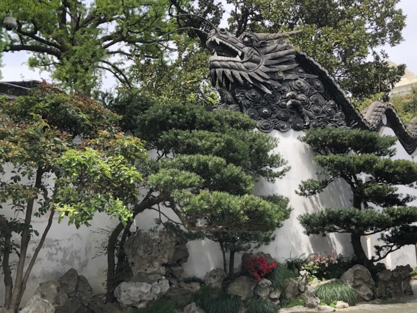 Ejderhalarla kaplı beyaz duvarlar