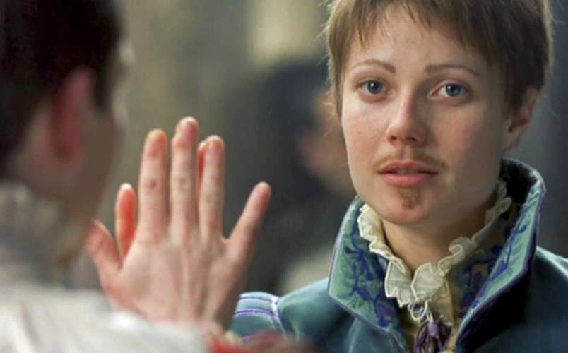 "Shakespeare in Love" filminden bir kare, Gwyneth Paltrow erkek kılığında tiyatroda