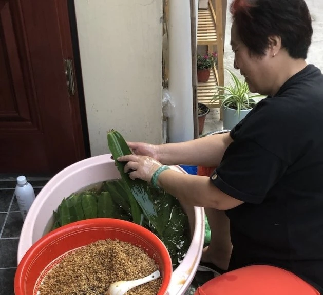 Bizim evin girişindeki komşulardan biri zongzi hazırlığında
