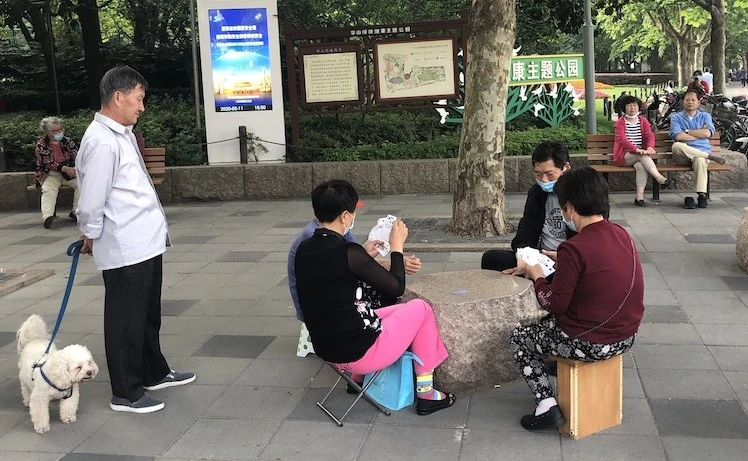 Parklar belli saatler içinde açık. Saat 16:00’dan sonra kimseyi almıyorlar. Ancak sokaklarda oyunlar, tai chi’ler başladı!