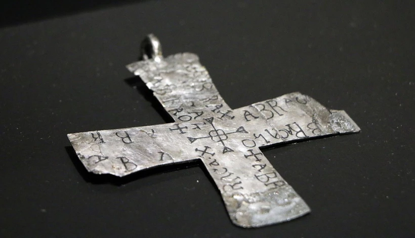 cluny_-_mero_-_croix-talisman_motifs_magiques_base_sur_abracadabra_-_vie-vii_siecle-_ag_nielle