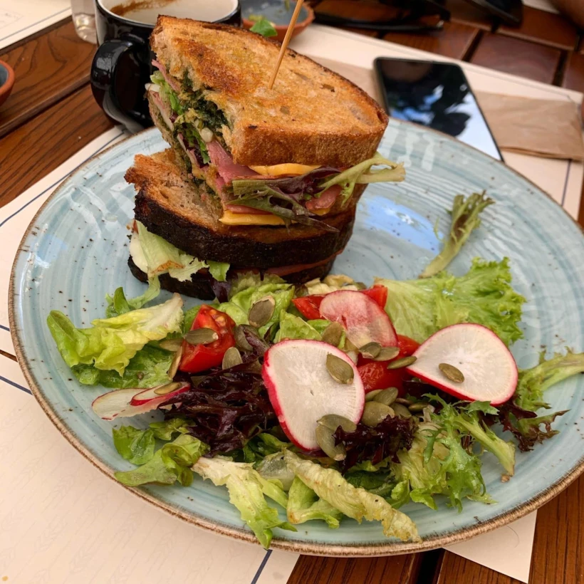 Rozbif ve Pesto Soslu Tost 