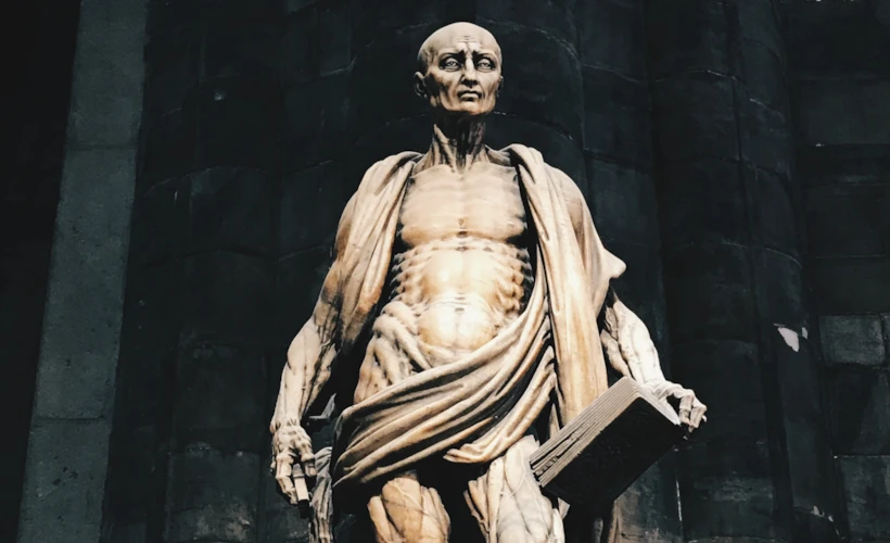 Aziz Bartholomew Heykeli: Duomo'nun Ürpertici Güzelliği