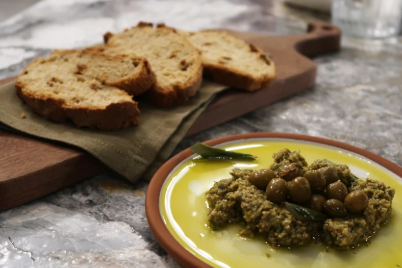 Ekşi Maya Ekmekler ve Zeytin Pesto 