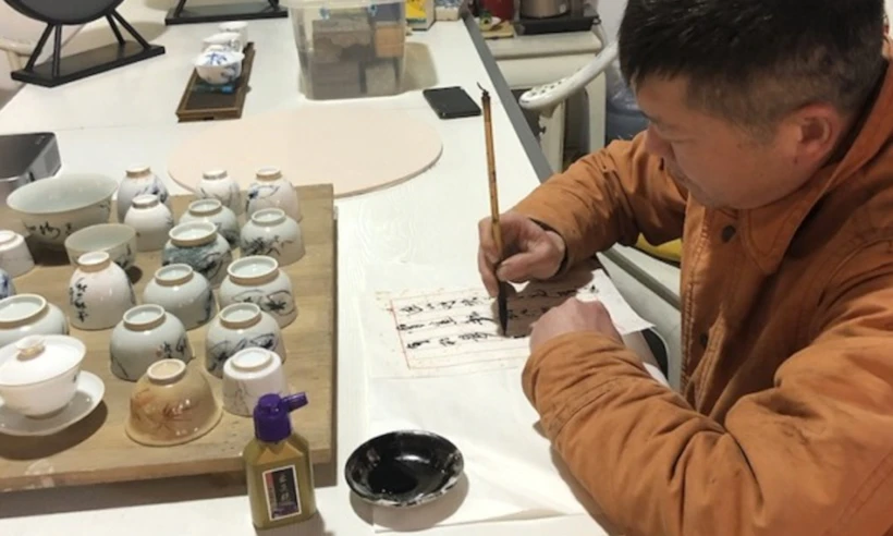 Jingdezhen'de atölyesi olan bir sanatçı