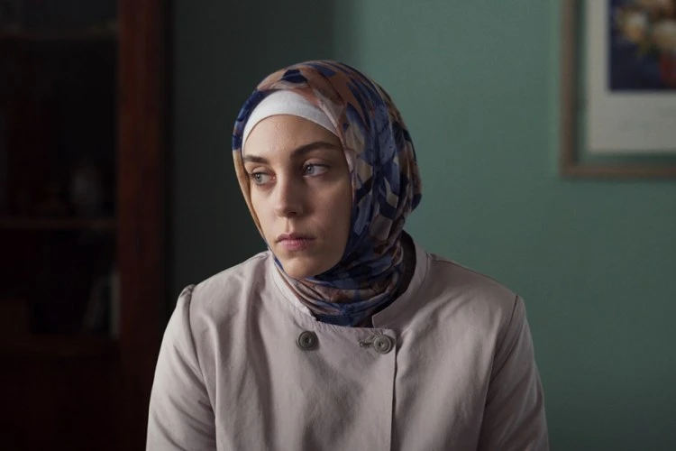 Bir Başkadır: Kesişen Hayatlar, Tanıdık Simalar