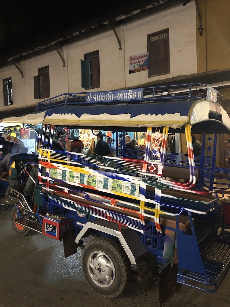 Sisavangvong Sokağı’nda duran ulaşımı sağlayan renkli tuktuk taksiler 
