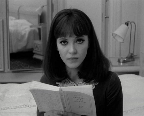 Aktris Anna Karina, Godard'ın Alphaville filminde Éluard okuyor