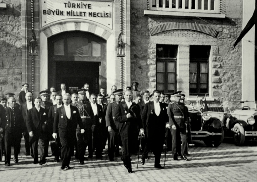 ataturk_tbmmden_cikarken