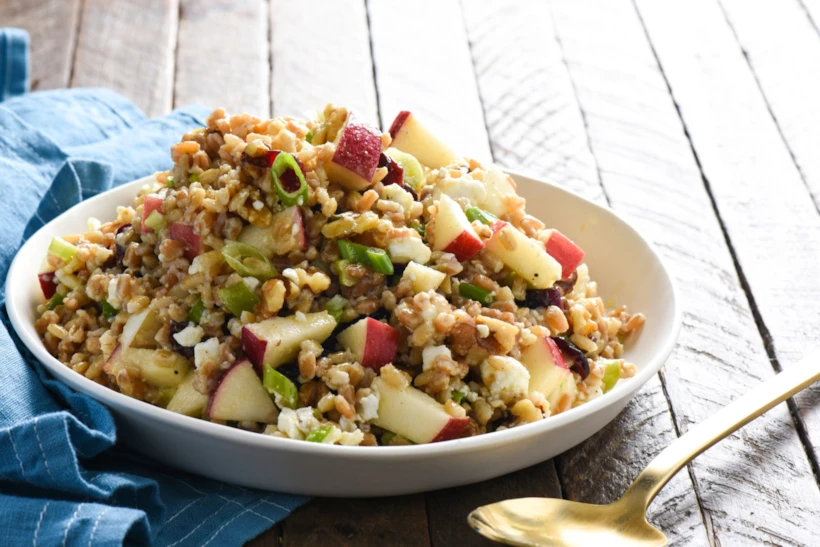 Elmalı Tahıl Salatası
