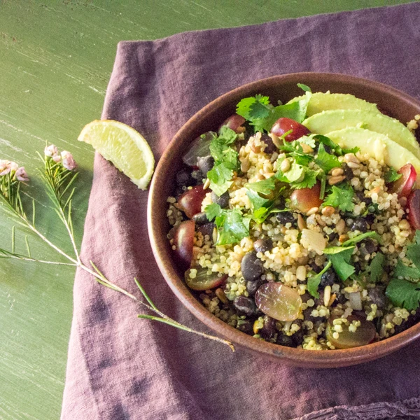 Avakado ve Kinoalı Tahıl Salatası