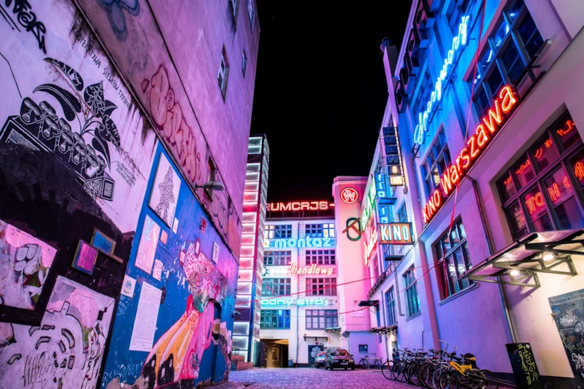 Wroclaw’da “Neon Müzesi” Olarak Adlandırılan Ara Sokak