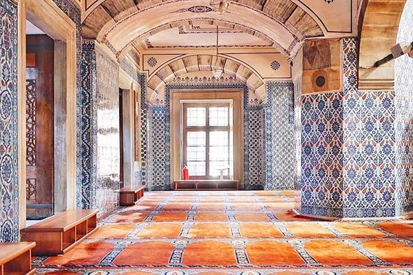 Rüstem Paşa Camii: Mimar Sinan'ın Çinilerle Donatılan Eseri