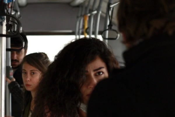 Çok Uzak Çok Yakın: Halk Otobüsünde Tiyatro Deneyimi