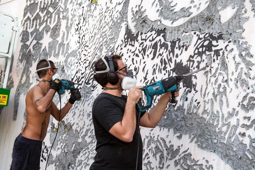 Matkapla Çalışırken Vhils ve Ekip Üyesi