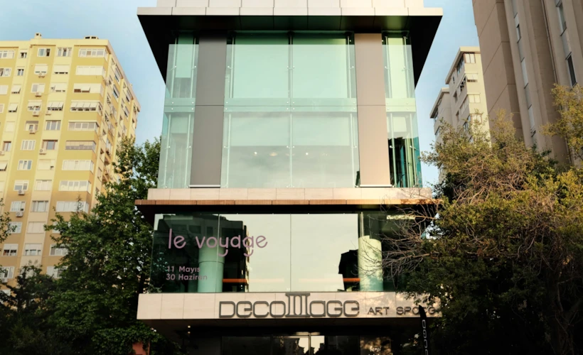 Mine Çağlar ile: Decollage Art Space Üzerine