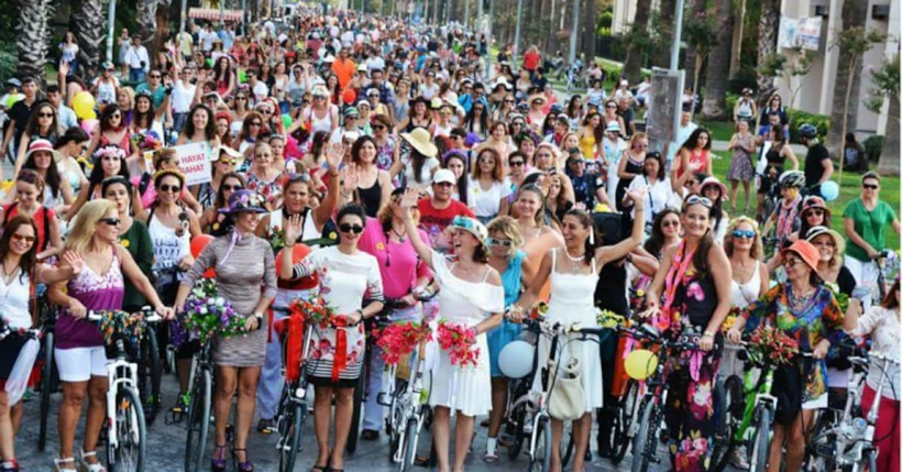 İzmir Süslü Kadınlar Bisiklet Turu