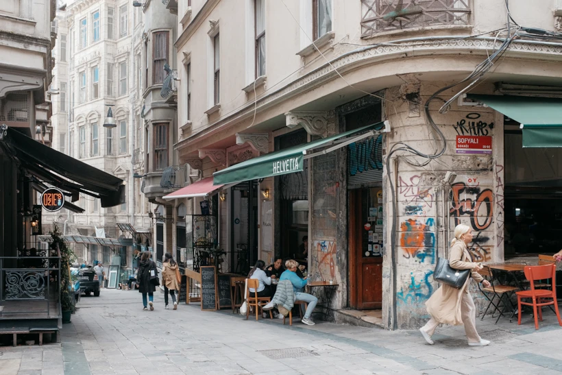 11-i%cc%87stanbul-kirmizisi-sahnesinde-gecen-sokak