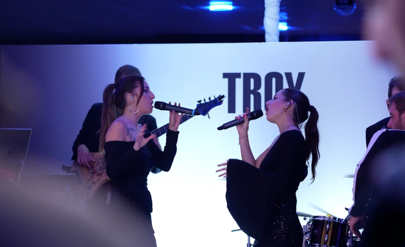 Troy'la Tekne Turu: iPhone 14 Bekleyişini Festivale Dönüştürmek