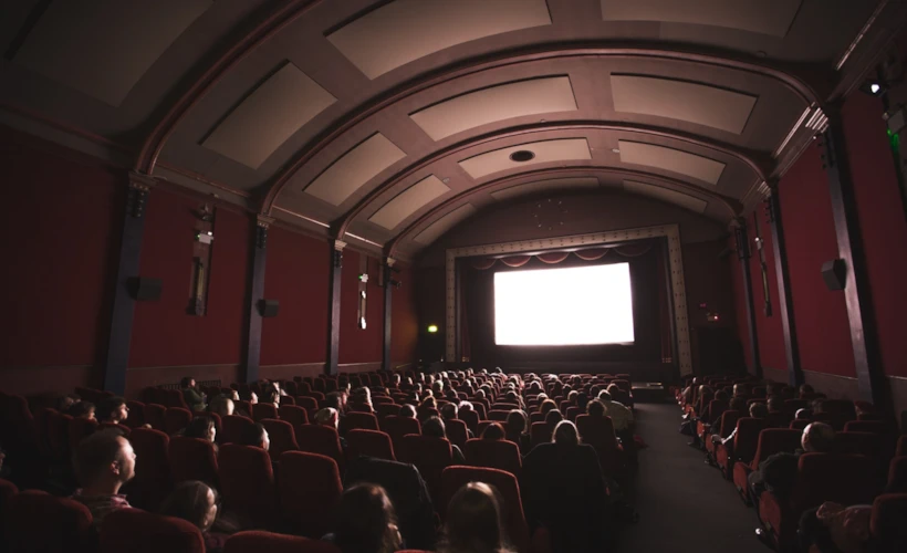 Simultane Film Çevirisi: Türk Sinema Tarihindeki Rolüne Bir Bakış