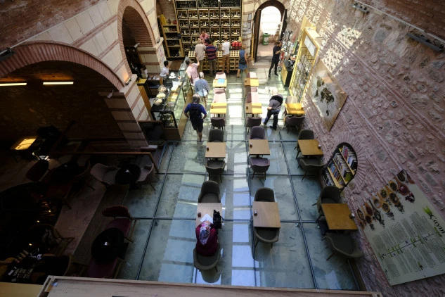 Beta Yeni Han: Eminönü’nde Tarihi ve Lezzetli Bir Mola