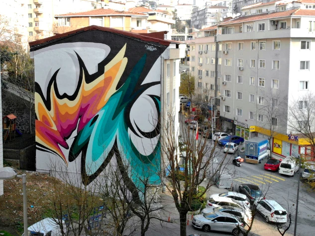 Rash ile: Yeni Parıltısı Uncut Gem Muralı Üzerine