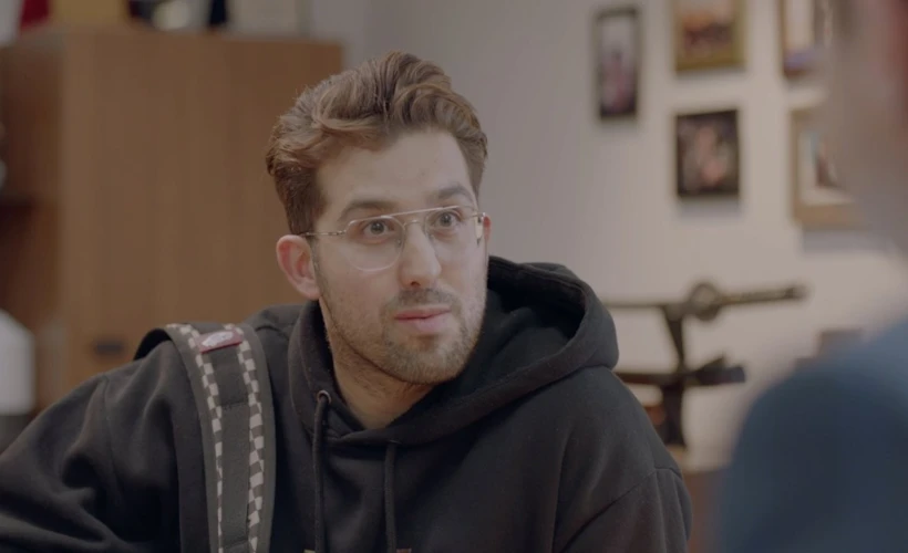Doğu: “Zeki Ama Çalışmayan Adam”ın Komedyen Olma Hikayesi