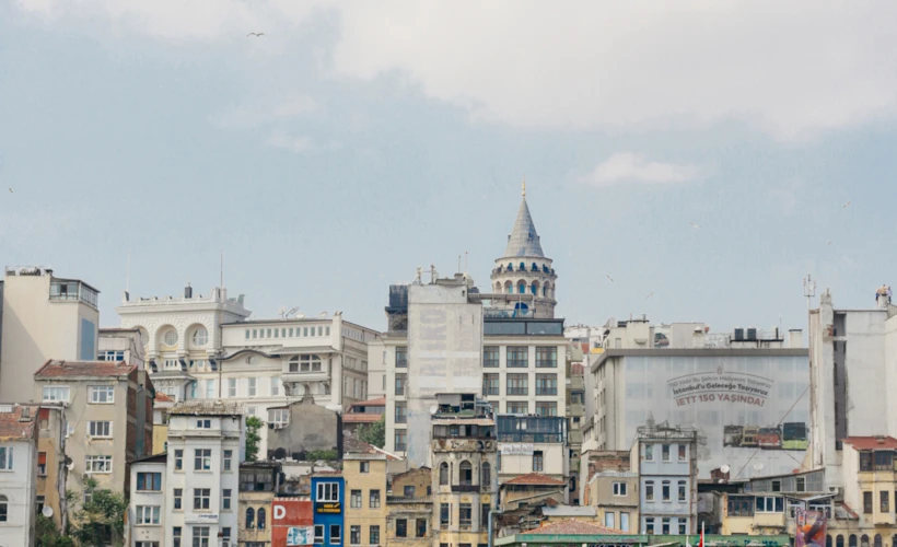 Karaköy Rotası: Seslerin ve Görüntülerin İç İçe Geçtiği Dünya