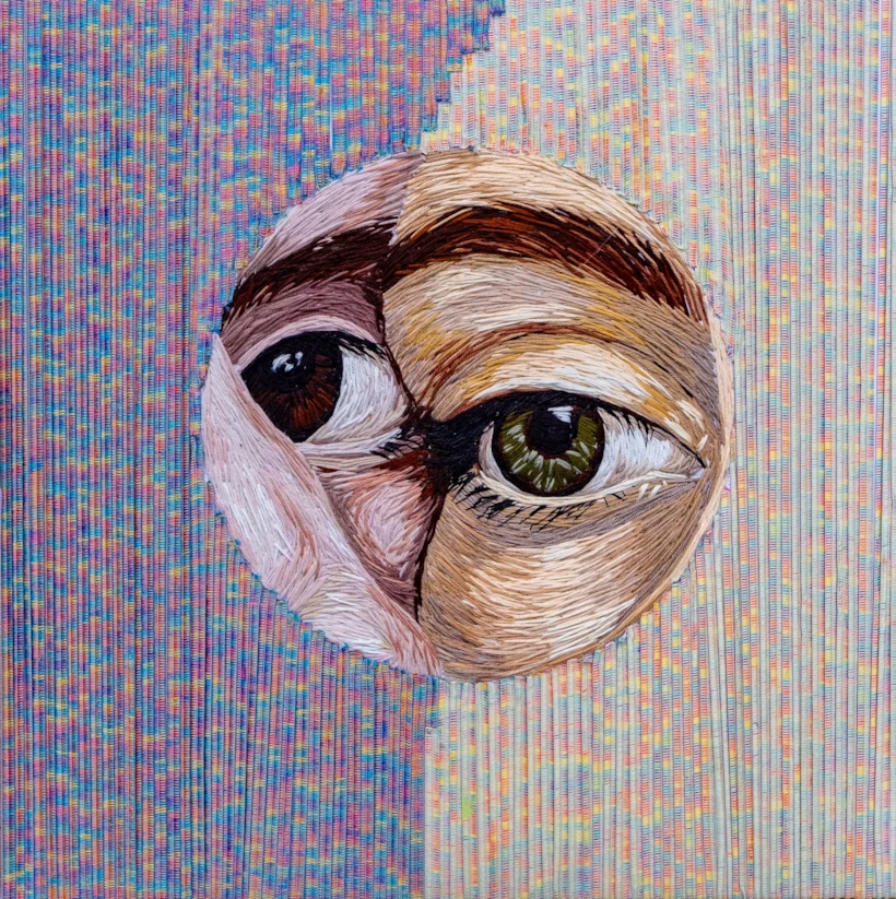 melike-kus-dead-eyes-series-you-or-me-2023-tuval-uzerine-karisik-teknik-nakis-isleme-el-orgu-ipi-akrilik-boya-40x40-cm-dublin-irlanda