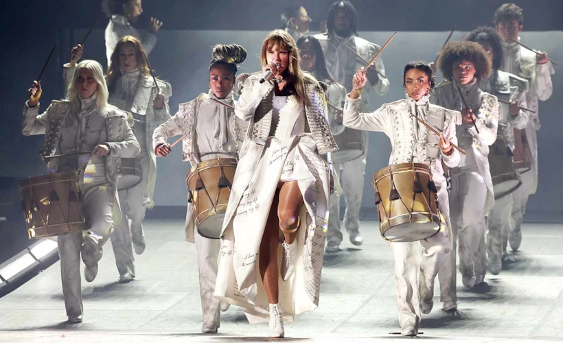 "The Smallest Man Who Ever Lived": Taylor Swift'in Sembolik Paris Performansı