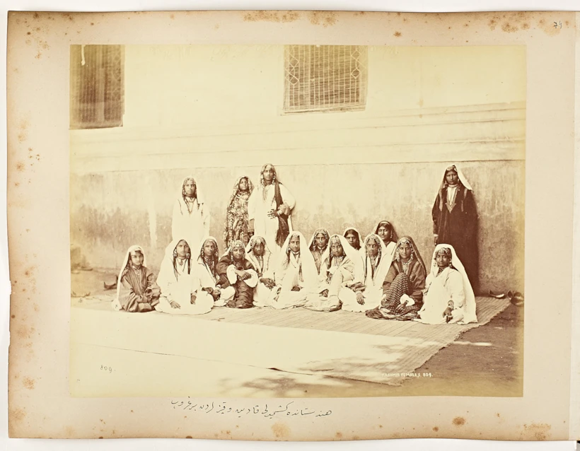 hindistanda-kesmirli-kadin-ve-kizlardan-bir-grup-jby-bourne-peg