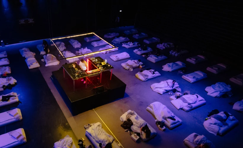 Sleepover: Uyku ile Uyanıklık Arasında Bir Geceye Uzanmak