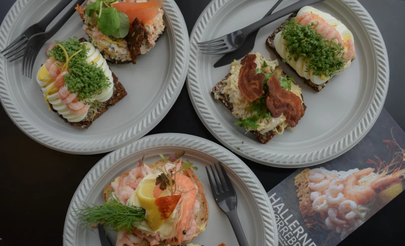 Danimarka’nın Açık Sandviçi: Smørrebrød ve Karnıyarıkla Yeniden Yorumu