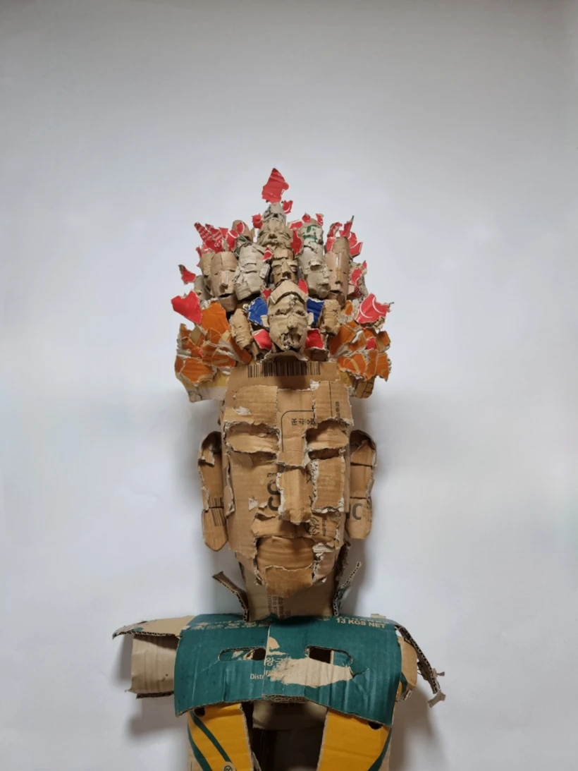 jihee-kim-yirtik-guanyinavalokitesvara-2025-karma-malzeme-enstalasyonu