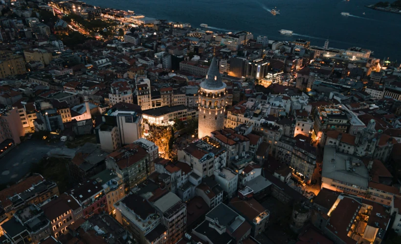 İstanbul'un Hikâye Anlatıcıları: Şehrin Satır Aralarını Okuyanlar