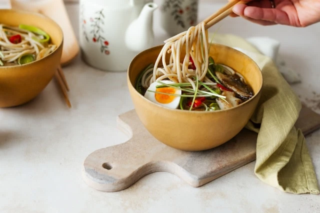 'Elevated instant noodles': Erişilebilir ve Lüks Tatların Yeni Buluşması