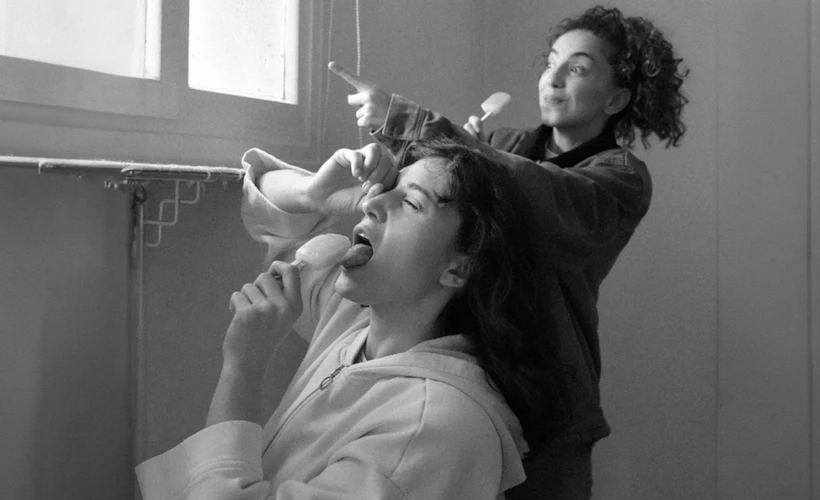 Uyku Ölüm Dondurma Ülke: Bir Ev Olarak Arkadaşlık Üzerine