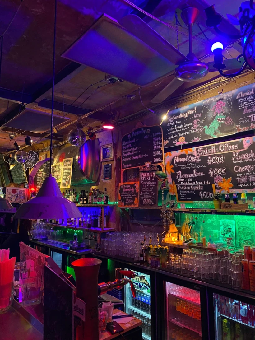 budapeste-szimpla-kert-ruin-bar-neon-atmosfer