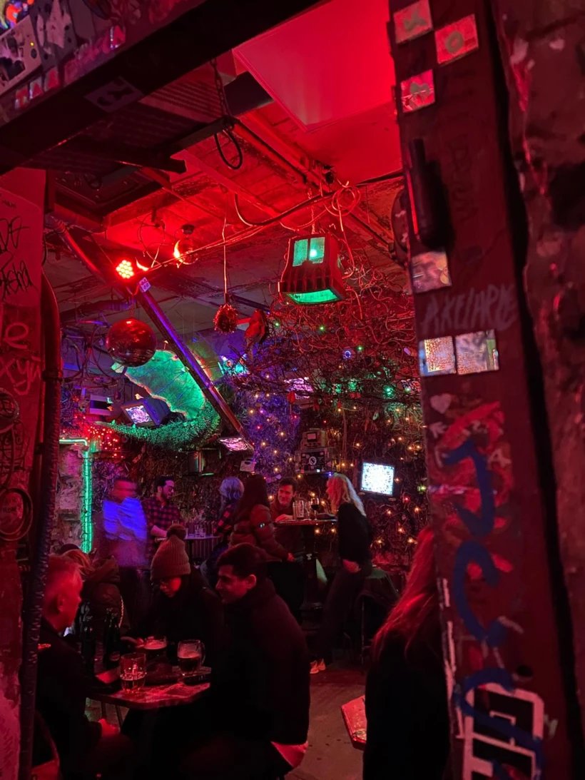 szimpla-kert-kaotik-ic-mekan-ve-eski-televizyonlar