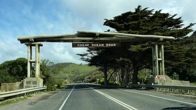 2009-0825-greatoceanroadsign